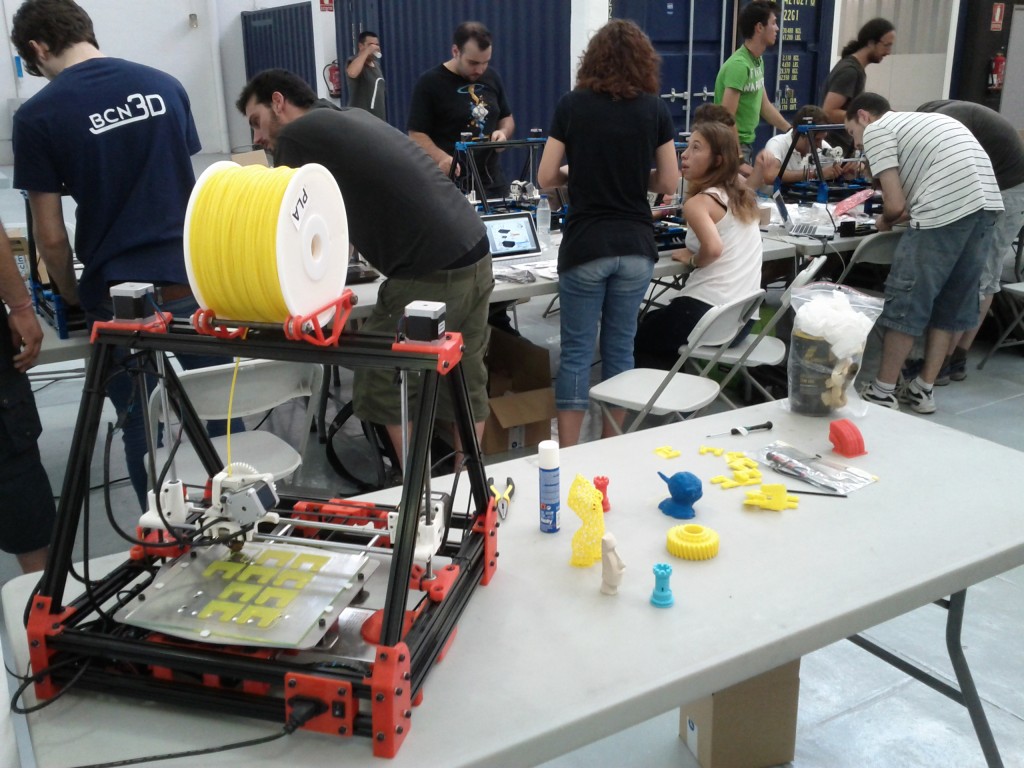 Workshop de montaje de impresoras 3D en el Ateneu de fabricació Les Corts BCN / Autor: Juan Ranera